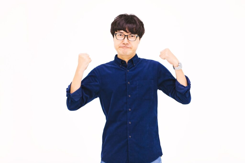 ガッツポーズをする男性