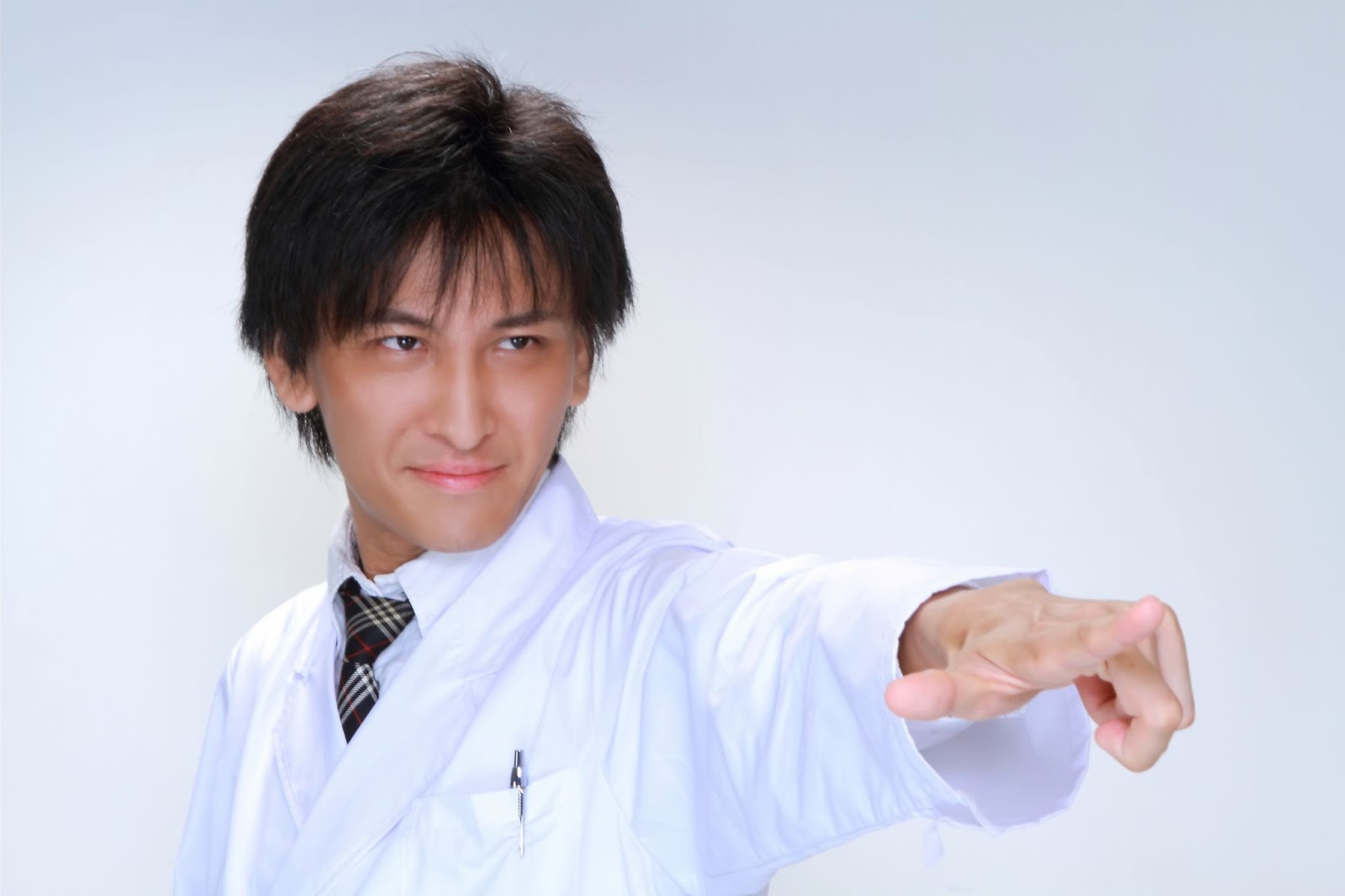 指を指す男性薬剤師