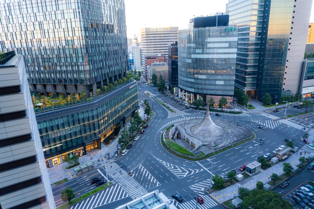 名古屋駅東口の広場に立つ円錐状モニュメント「飛翔」
