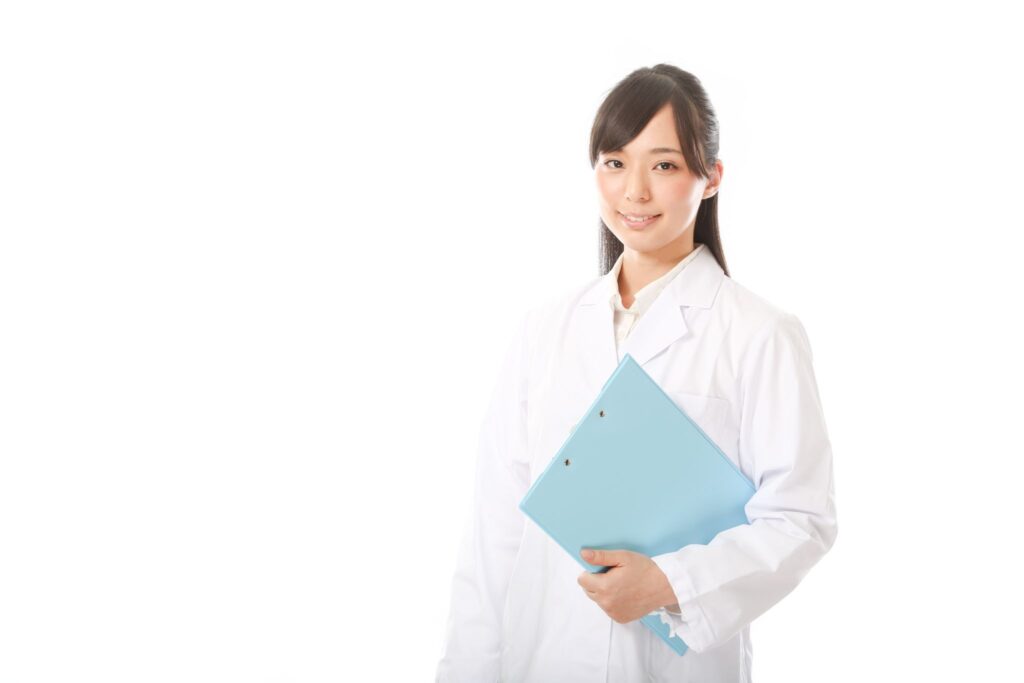 笑顔で微笑む女性薬剤師