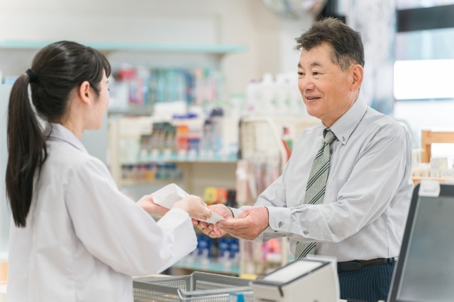 患者さんに処方箋を渡す薬剤師