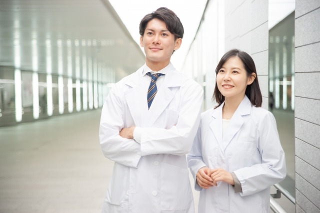 男性と女性の薬剤師が一人ずつ