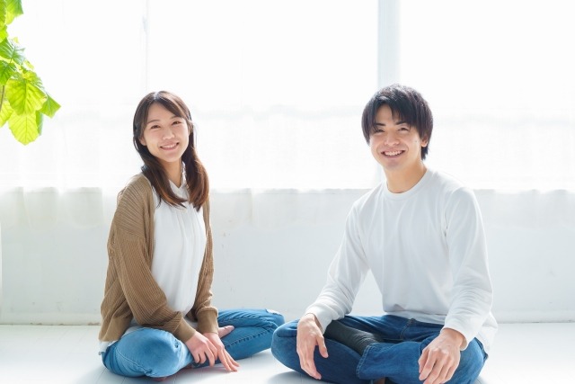結婚生活を送る男女